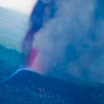 El volcán de la isla de La Palma sigue expulsando lava de forma continuada desde que entró en erupción ayer domingo. EFE/ Ramón De La Rocha