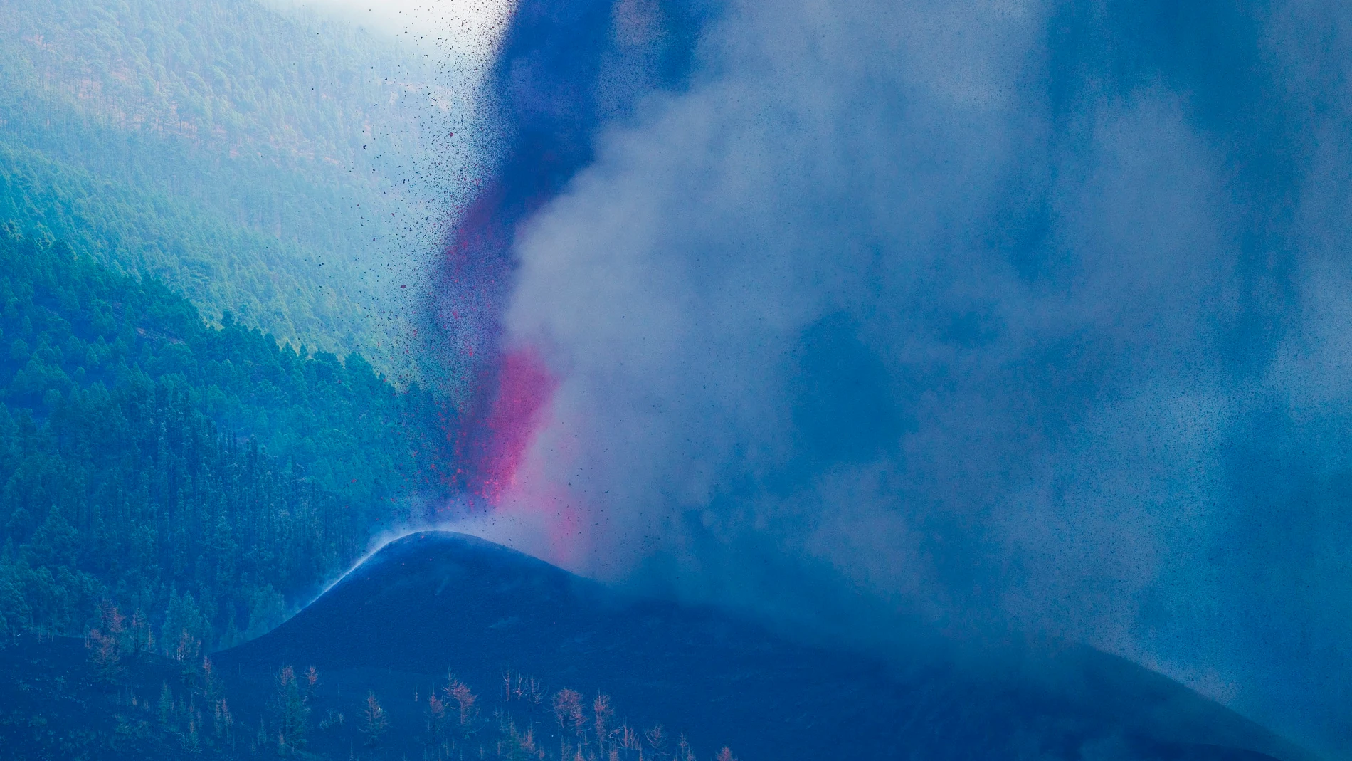 El volcán de la isla de La Palma sigue expulsando lava de forma continuada desde que entró en erupción ayer domingo. EFE/ Ramón De La Rocha