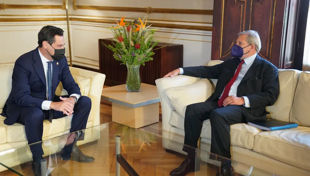 El presidente de la Junta de Andalucía, Juanma Moreno, en su reunión en Sevilla con el comisario europeo de Presupuesto y Administración, Johannes Hahn