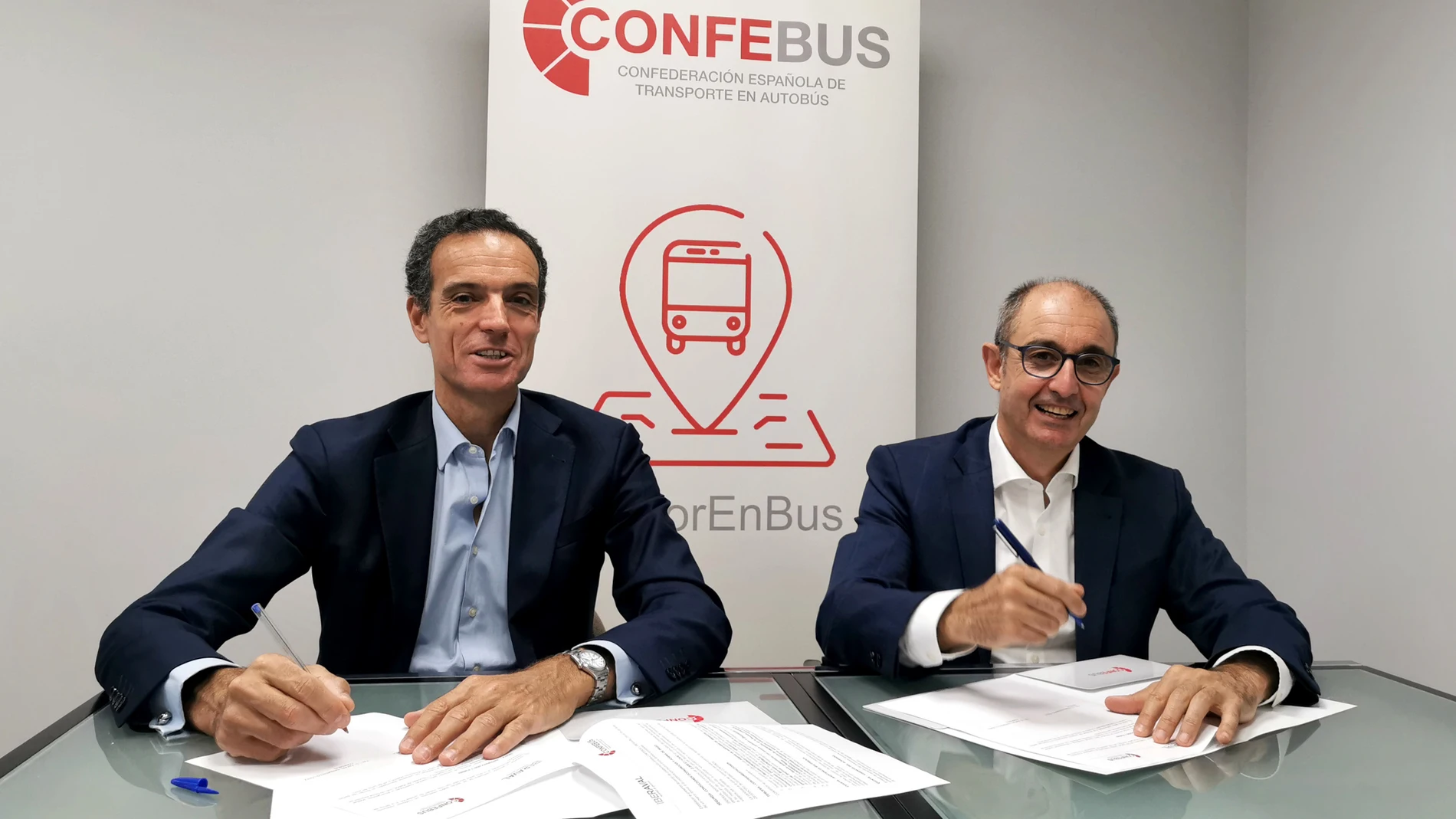 Pedro Pisonero y Rafael Barbadillo durante la firma del convenio