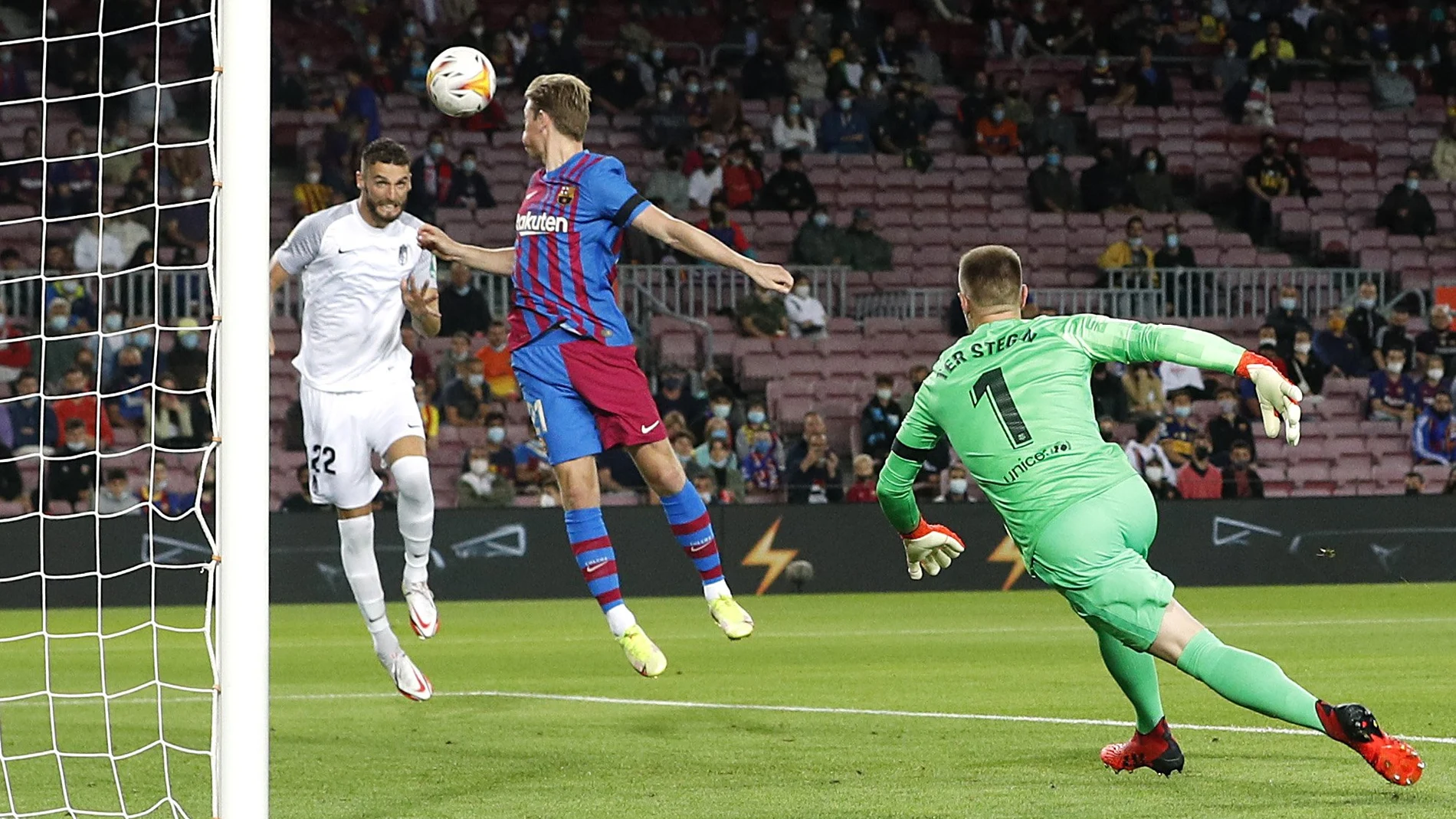 Duarte remató de cabeza el primero gol en el Barcelona - Granada
