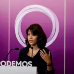 La portavoz de Podemos Isa Serra, durante la rueda de prensa ofrecida este lunes en la sede del partido. EFE/Emilio Naranjo