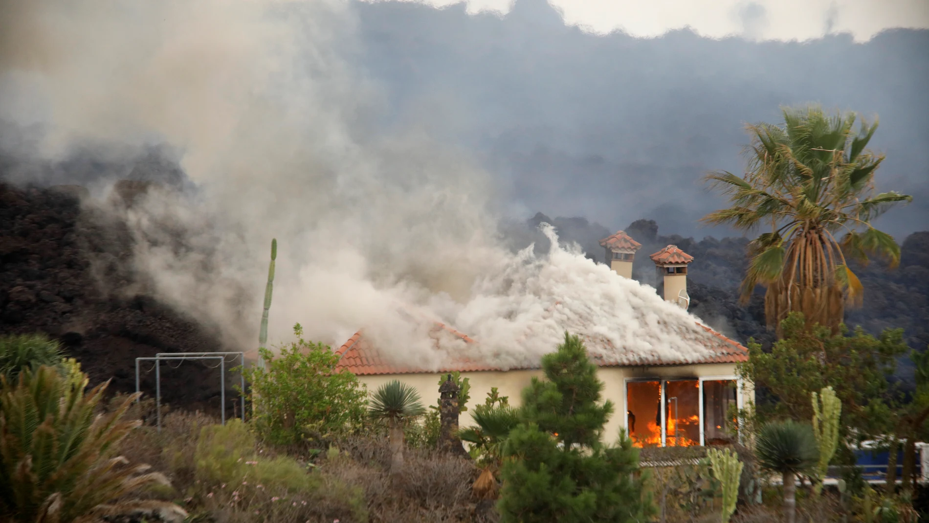 Una casa es destruida por la lava del volcán de la zona de Cabeza de Vaca