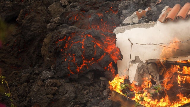 La lava del volcán destruye una casa la zona de Los Llanos en El Paso, La Palma, Santa Cruz de Tenerife, Islas Canarias.