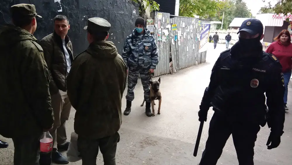 Agentes policía desplegados en los alrededores de la universidad de Perm
