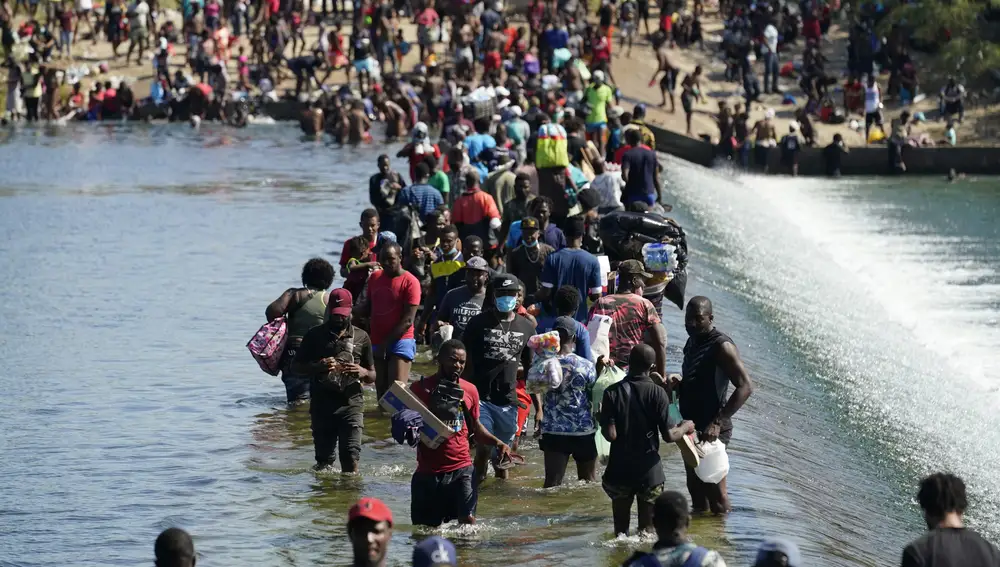Migrantes haitianos cruzan el río para acudir a México a comprar comida desde el lado de EEUU