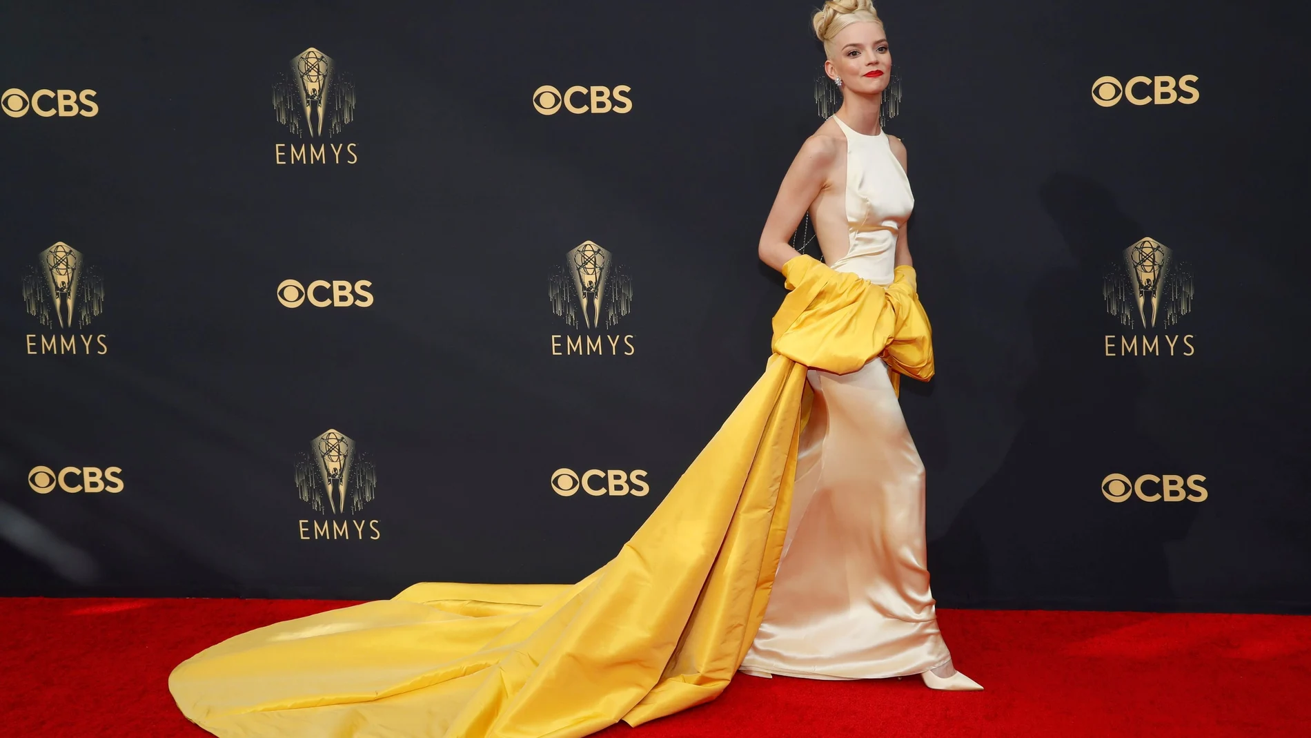 Anya Taylor-Joy en la alfombra roja de los premios Emmy 2021.