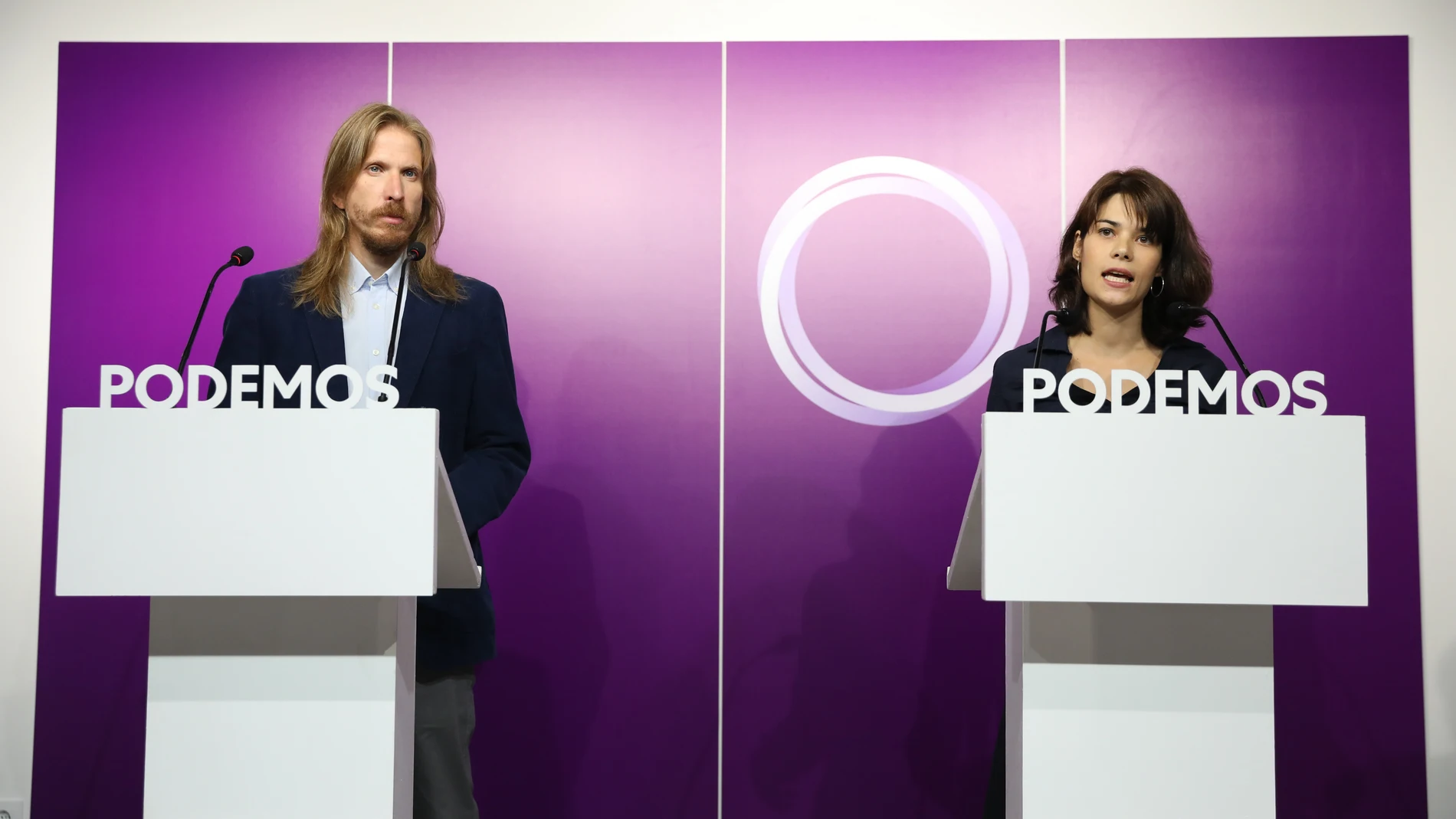 Los portavoces de Podemos Isa Serra y Pablo Fernández intervienen en una rueda de prensa en la sede de Podemos
