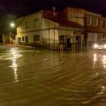 Una patrulla de la guardia civil corta el tráfico en la calle Ramón y Cajal de Archena esta madrugada debido a la inundaciones que se han producido en algunas zonas del municipio.
