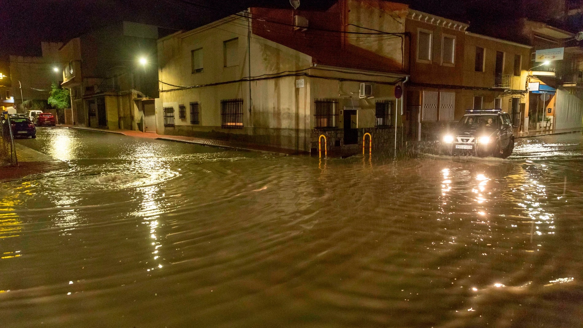 Una patrulla de la guardia civil corta el tráfico en la calle Ramón y Cajal de Archena esta madrugada debido a la inundaciones que se han producido en algunas zonas del municipio.