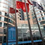 Hong Kong (China), 21/09/2021.- Electronic billboards display stock transactions on Exchange Square, the building housing the stock exchange, in Hong Kong, China, 21 September 2021. The Hang Seng Index dropped 0.5 per cent to 23,982.23 as of 1:45pm Hong Kong time on concerns over the Chinese real-estate developer Evergrande financial crisis. EFE/EPA/JEROME FAVRE