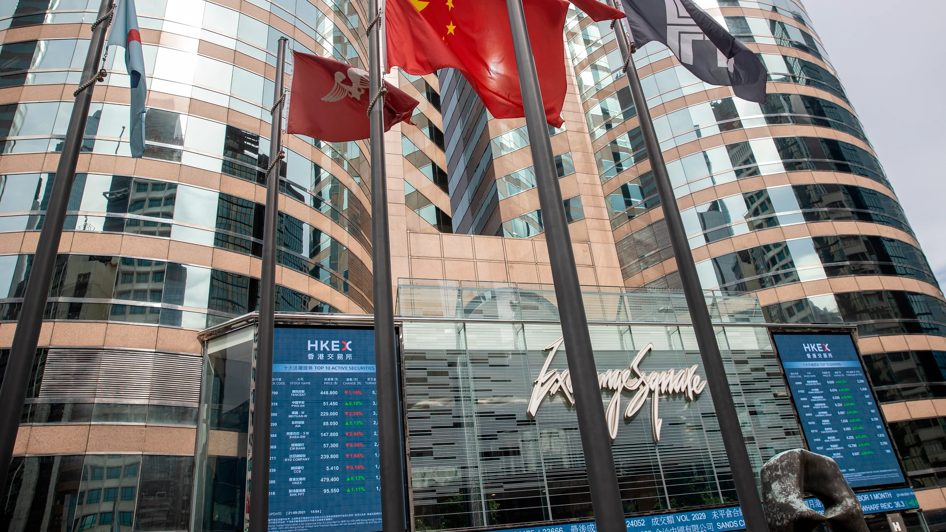 Hong Kong (China), 21/09/2021.- Electronic billboards display stock transactions on Exchange Square, the building housing the stock exchange, in Hong Kong, China, 21 September 2021. The Hang Seng Index dropped 0.5 per cent to 23,982.23 as of 1:45pm Hong Kong time on concerns over the Chinese real-estate developer Evergrande financial crisis. EFE/EPA/JEROME FAVRE