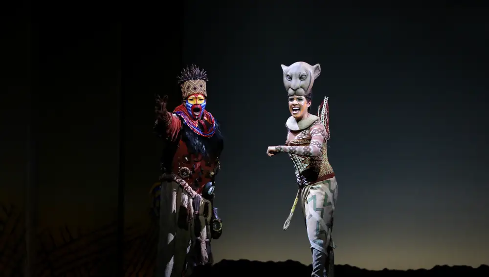 Rafiki y Nala interpretan «Nuestro hogar» en «El rey león».