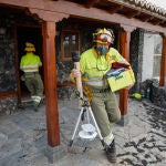 Un bombero extrae las pertenencias de los vecinos del núcleo urbano de Todoque durante el desalojo
