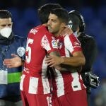 Savic abraza a Suárez para festejar un gol