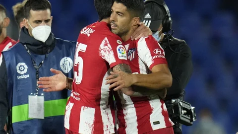 Savic abraza a Suárez para festejar un gol