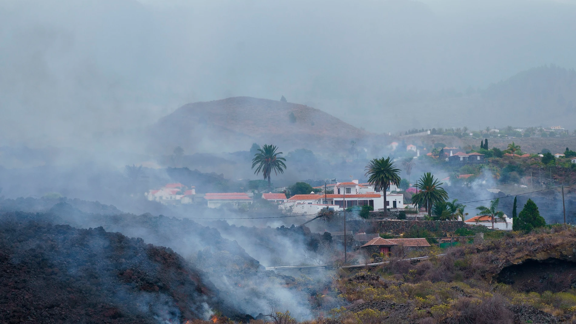 Una colada de lava se desplaza por el bario de Todoque, en el municipio de Los Llanos de Ariadne, donde sus vecinos están siendo desalojados. EFE/Ramón de la Rocha