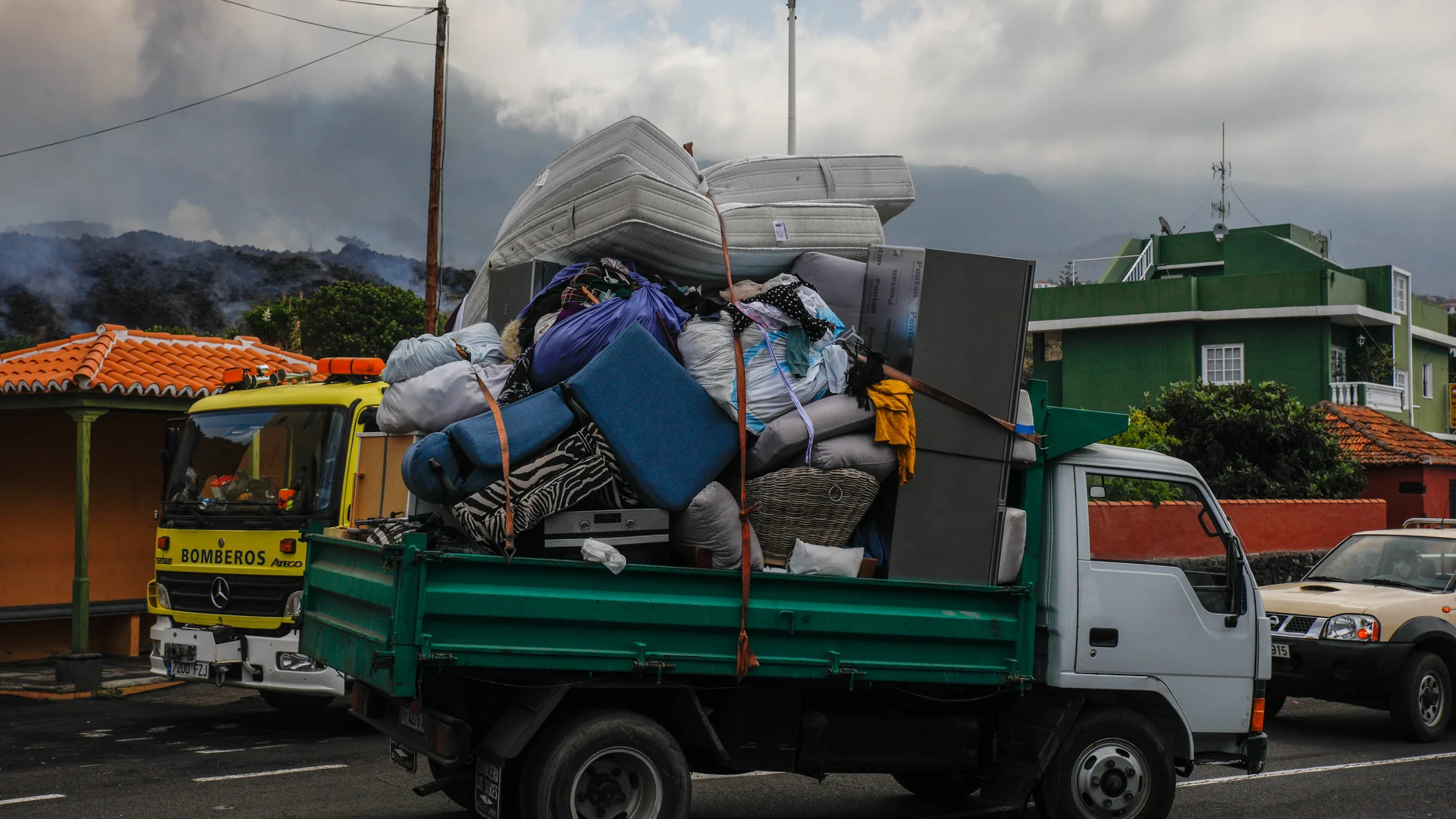 Camiones con las pertenencias de los vecinos del núcleo urbano de Todoque durante el desalojo de sus viviendas