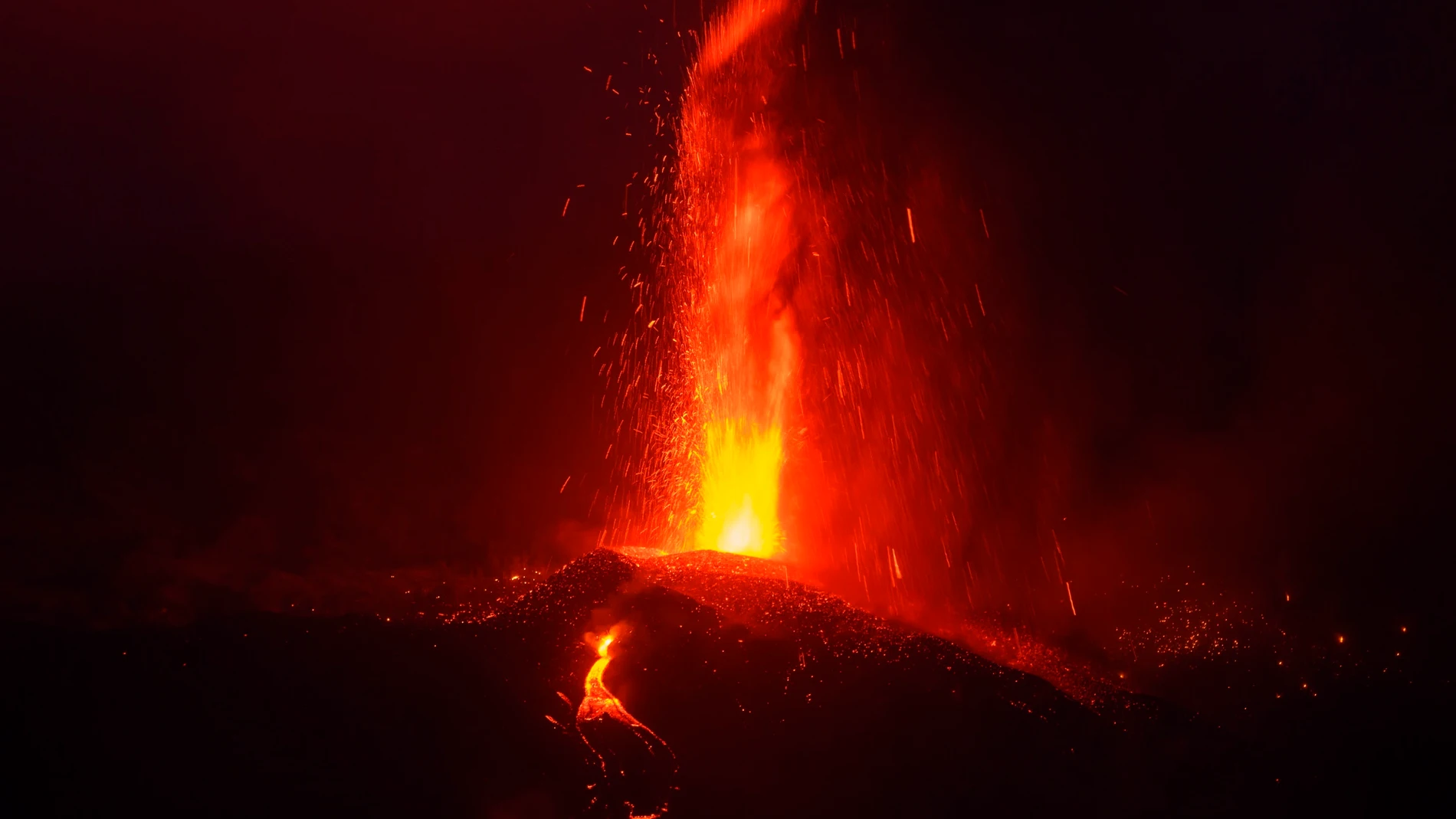Imágenes que del volcán Cumbre Vieja dos días después de entrar en erupción en la isla de La Palma