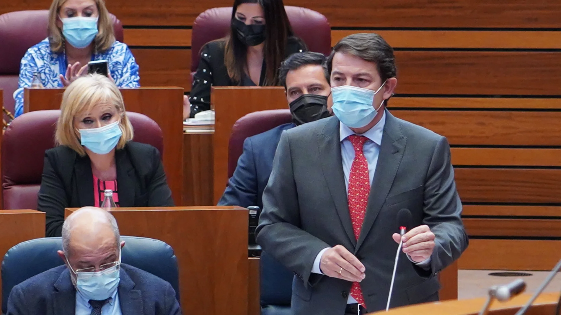 El presidente de la Junta, Alfonso Fernández Mañueco, interviene en el pleno de las Cortes