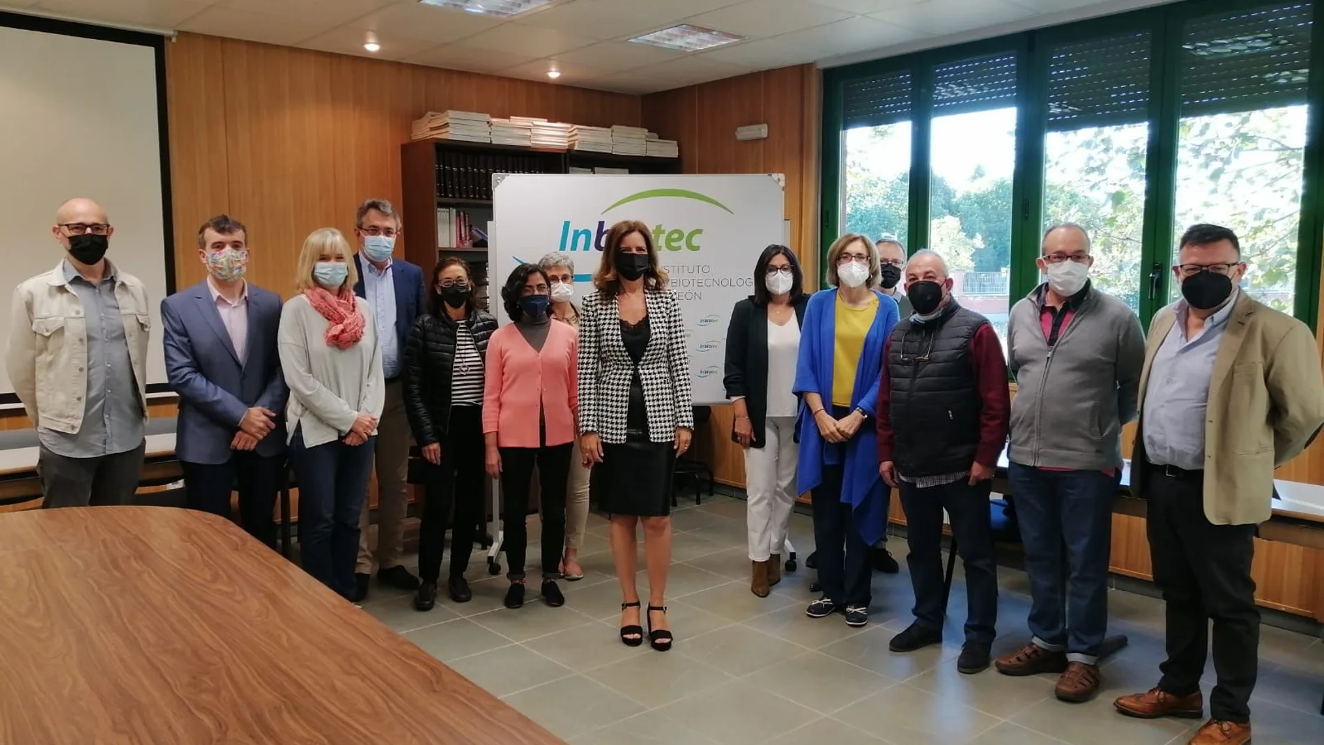 La consejera de Empleo e Industria, Ana Carlota Amigo, se reúne con los trabajadores de Inbiotec