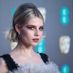Lucy Boynton con un beauty look impactante en la 72nd British Academy Film ( BAFTA ) Awards en Londres.