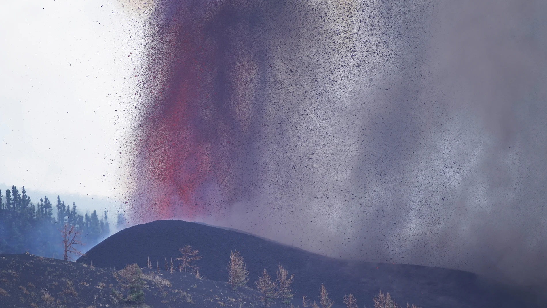 Una boca eruptiva expulsa lava y piroclastos en la zona de Cabeza de Vac