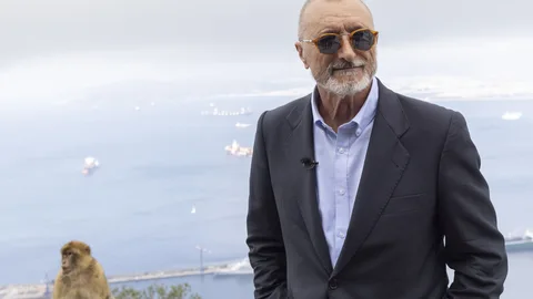 Arturo Pérez-Reverte, en el peñón de Gibraltar, con la bahía de Algeciras al fondo