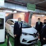 Planells, Molina y Pazos junto a los puntos de recarga en Arena Multiespacio