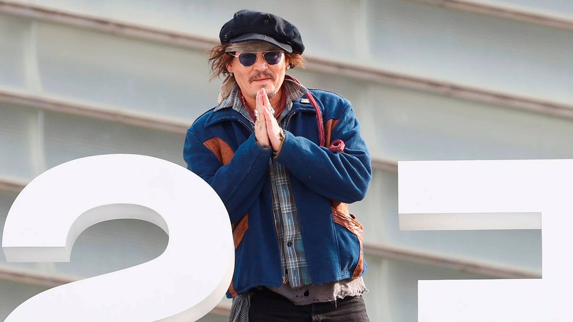GRAFCAV8546. SAN SEBASTIÁN, 22/09/2021.- El actor estadounidense Johnny Depp posa este miércoles en la 69 edición del Festival de Cine de San Sebastián, donde esta noche recibirá el Premio Donostia de la 96 edición del certamen. EFE/Javier Etxezarreta