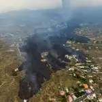 Imagen de la lengua de lava de La Palma, que arrasa con todo a su paso y ha obligado al desalojo de unas 6.000 personas