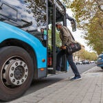 Un hombre sube al autobís urbano de Segovia
