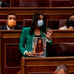 La líder de Ciudadanos, Inés Arrimadas sostiene una fotografía de Kira López (una menor de 15 años que se quitó la vida en su casa el pasado 19 de mayo)