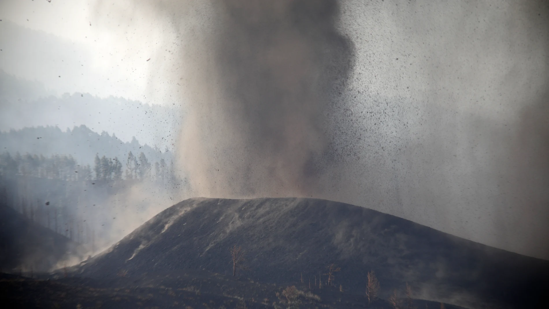 La nube de ceniza y dióxido de azufre que expulsa el volcán de La Palma, desde el núcleo urbano de Tacande