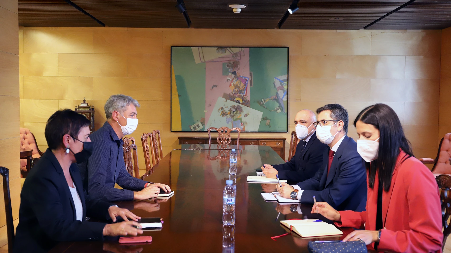 Reunión entre el ministro de la Presidencia, Félix Bolaños, con los diputados de EH-Bildu Mertxe Aizpurua y Oskar Matute
