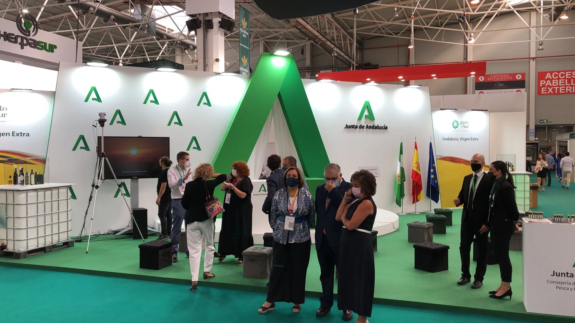 La viceconsejera de Agricultura, Ana Corredera, visita el espacio expositivo de 144 metros cuadrados con el que cuenta la Junta de Andalucía en Expoliva