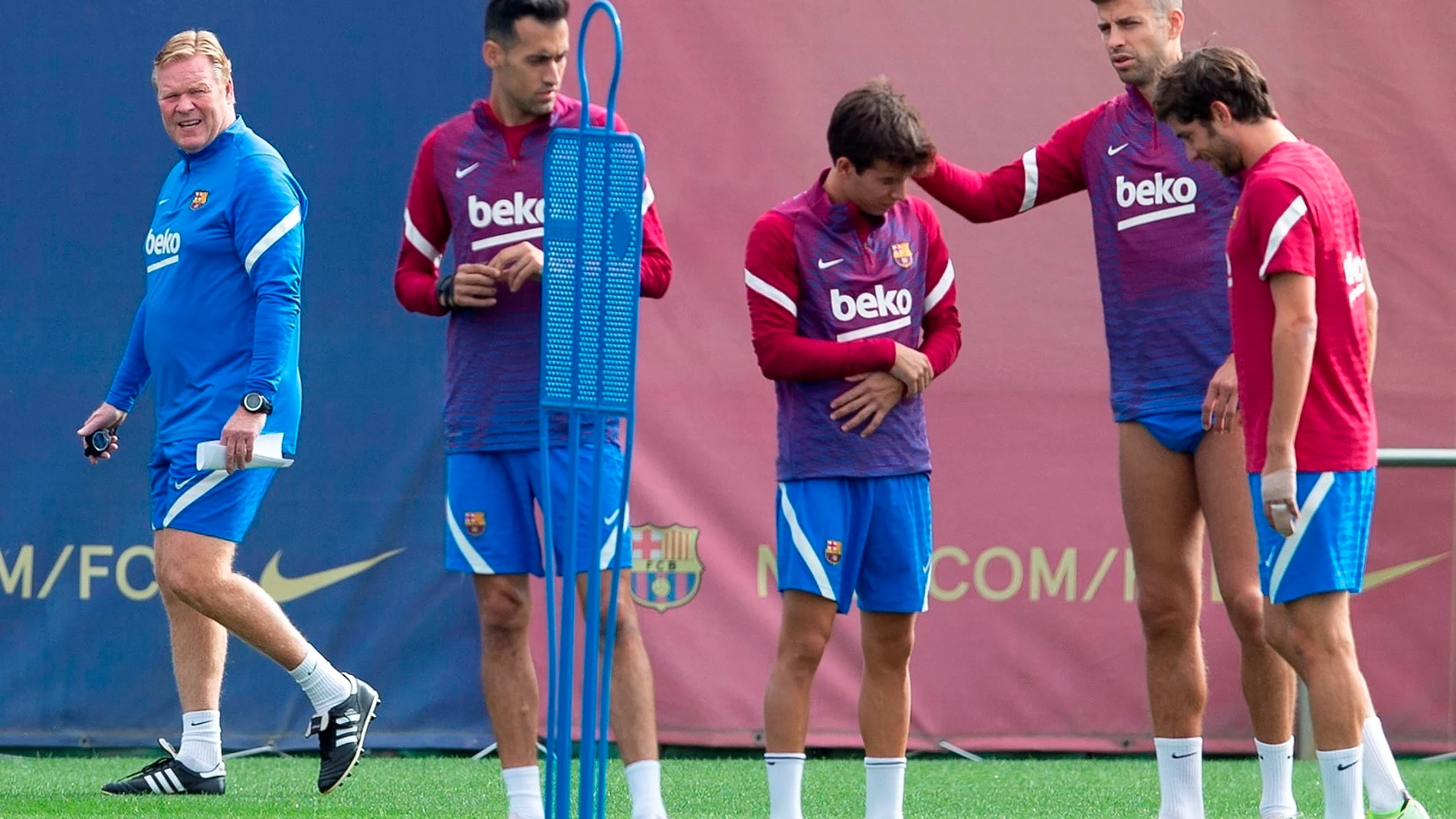 Koeman observa a sus jugadores en el último entrenamiento antes del partido en Cádiz