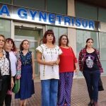 La portavoz de Adelante Andalucía, Teresa Rodríguez (centro), a las puertas de una clínica donde se realizan abortos