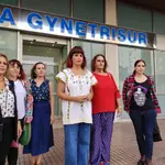 La portavoz de Adelante Andalucía, Teresa Rodríguez (centro), a las puertas de una clínica donde se realizan abortos