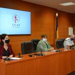 Lourdes Miguel Sáez, decana de la Facultad de Ciencias Sociales y Jurídicas y Directora del Máster en Criminología Aplicada e Investigación Policial; la rectora de la UCAV, María del Rosario Sáez Yuguero; y el director de la Escuela de Policía, Luis Tejedor Fernández, presentan el Máster