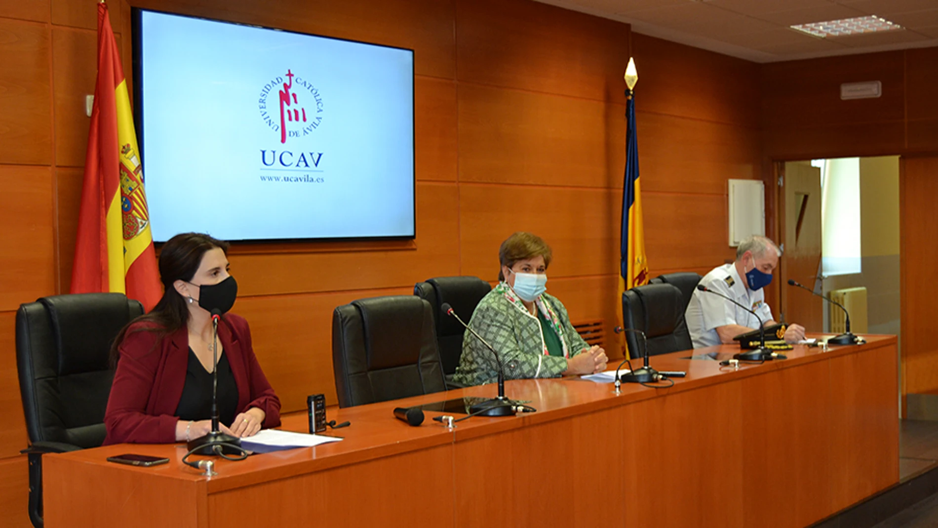 Lourdes Miguel Sáez, decana de la Facultad de Ciencias Sociales y Jurídicas y Directora del Máster en Criminología Aplicada e Investigación Policial; la rectora de la UCAV, María del Rosario Sáez Yuguero; y el director de la Escuela de Policía, Luis Tejedor Fernández, presentan el Máster