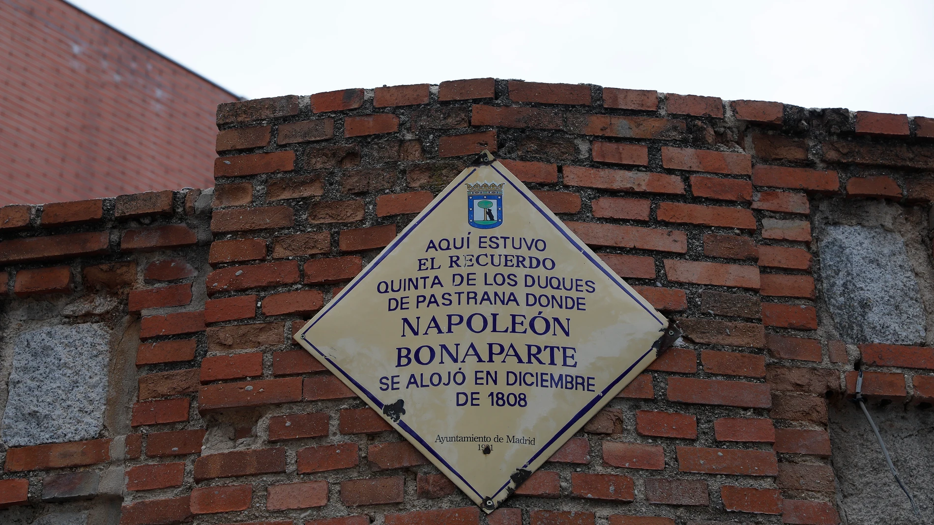 Placa de El Recuerdo, quinta de los duques de Pastrana donde Napoleón Bonaparte estuvo alojado en diciembre de 1808