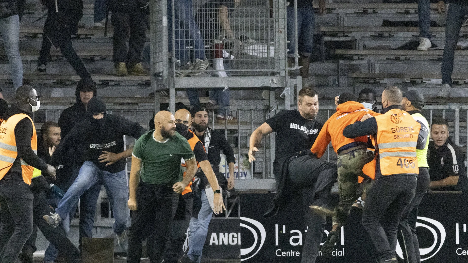Aficionados del Marsella se enfrentan a miembros de seguridad del Angers.