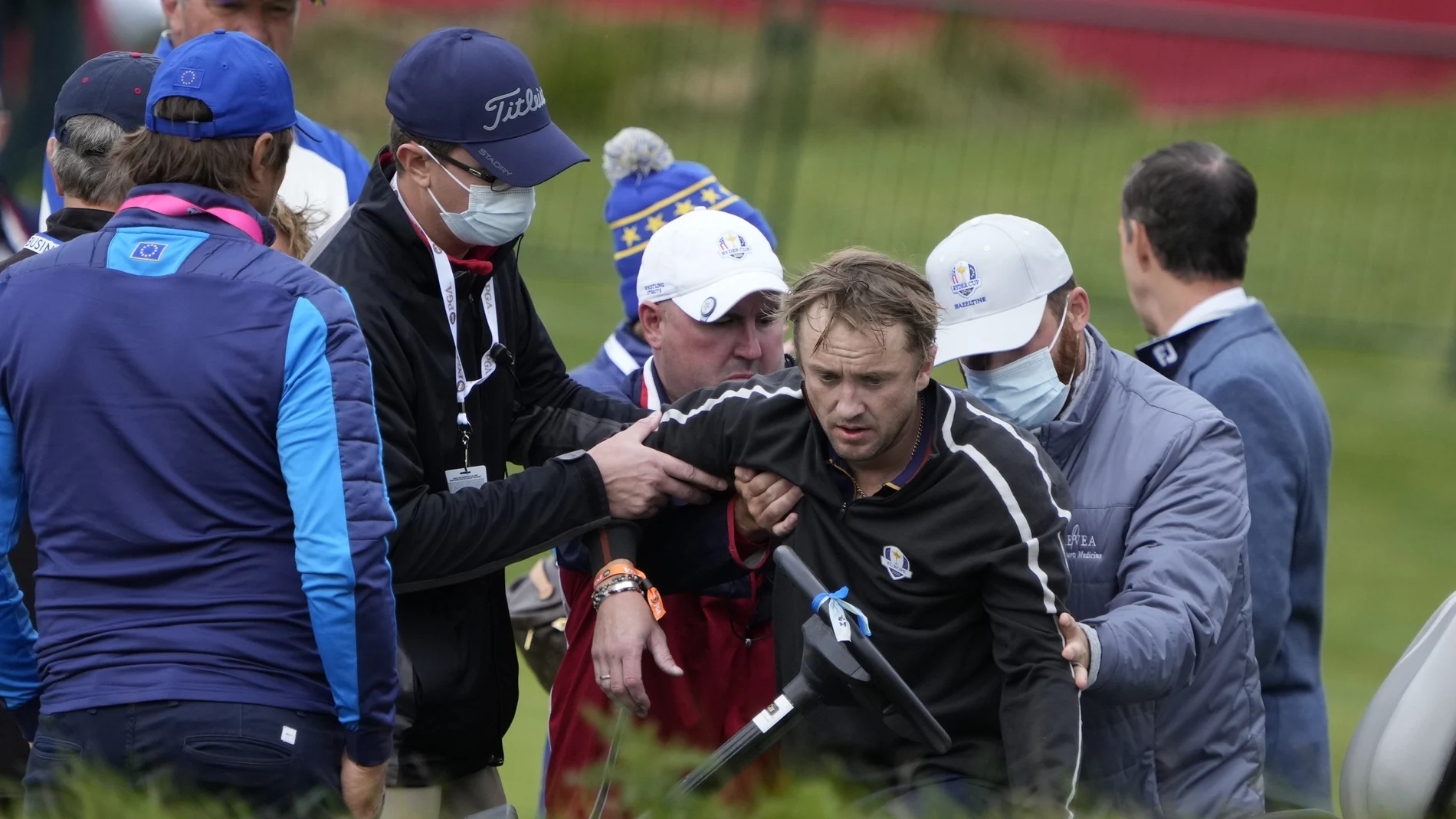 Tom Felton es atendido tras su desvanecimiento (AP Photo/Ashley Landis)