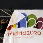 Trabajadores retirando un cartel de Madrid 2020 en una imagen de archivo