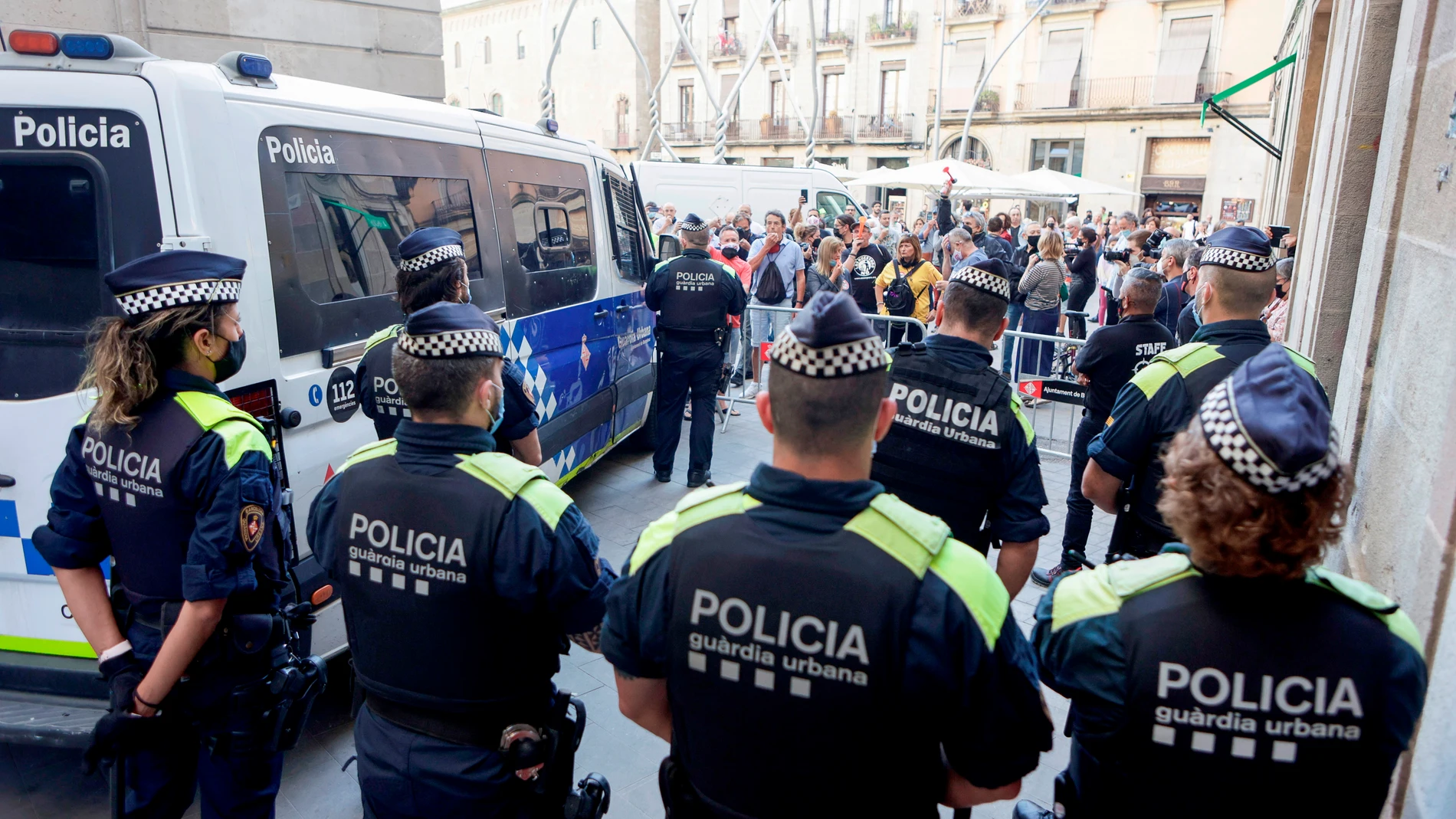 Agentes de la Guardia Urbana de Barcelona controlan los accesos a la Plaza de Sant Jaume