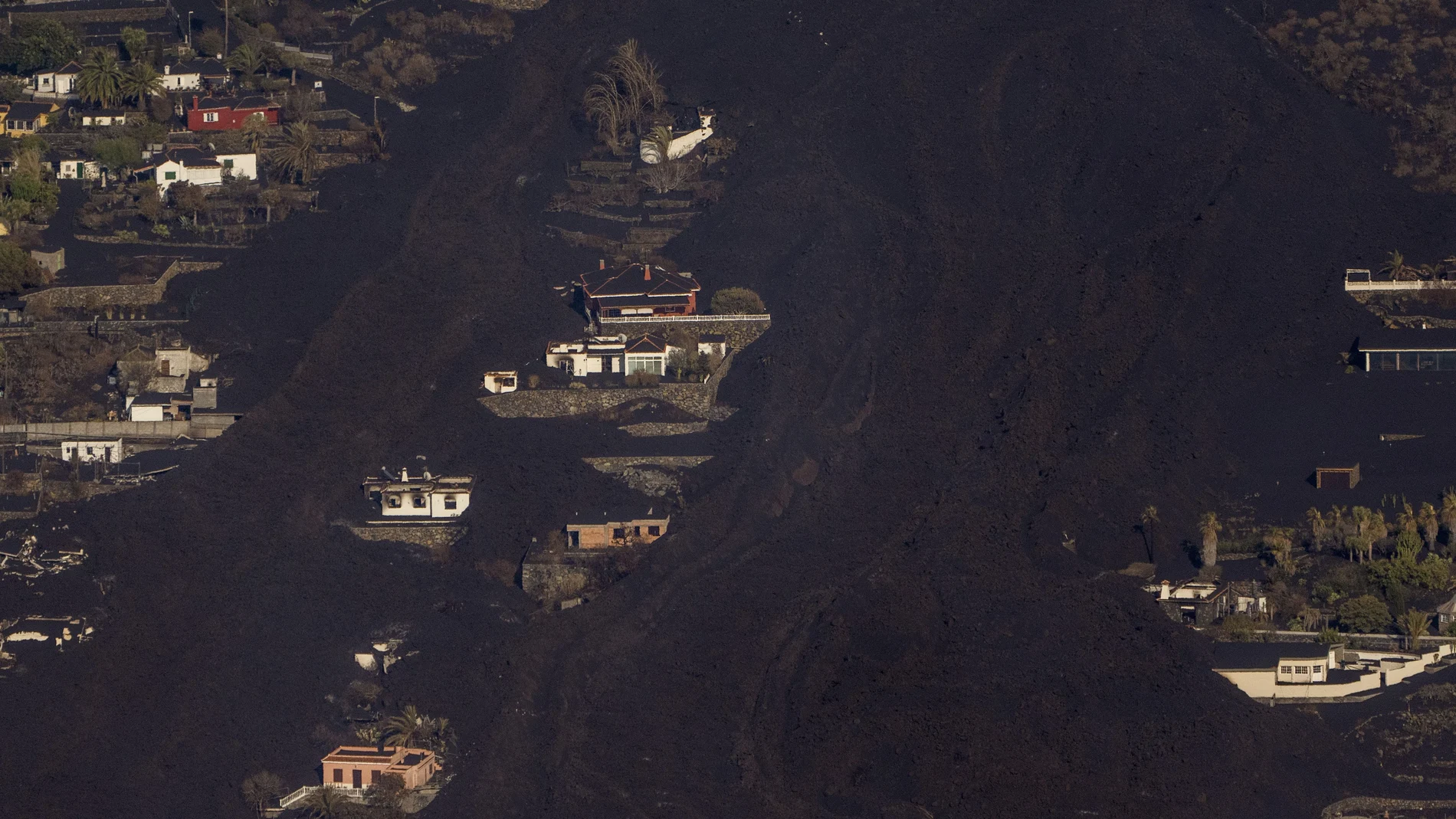 La lava ha engullido numerosas casas en su camino hacia el mar en La Palma, mientras que otras han conseguido salvarse.