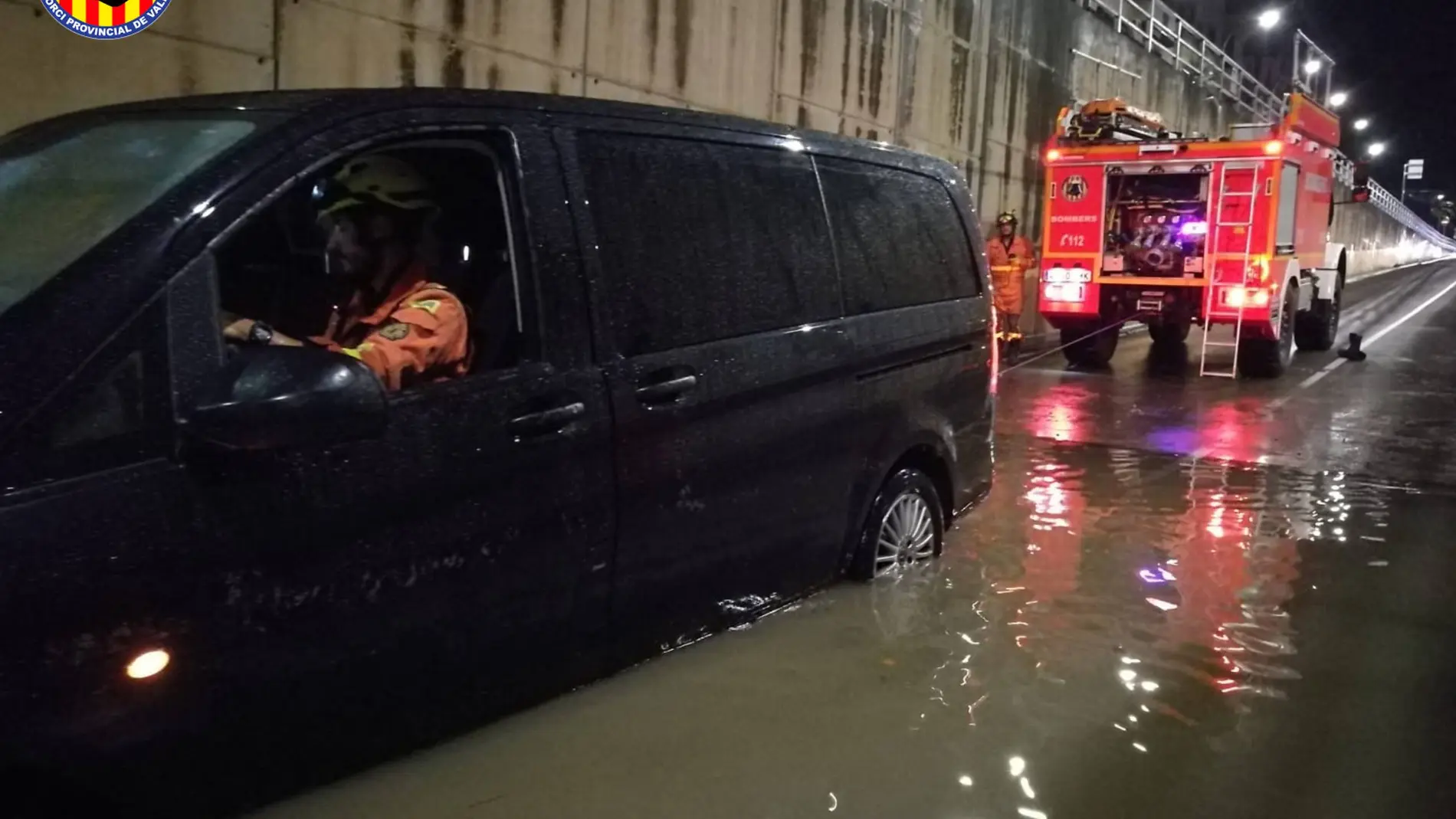 Los bomberos han realizado una veintena de intervenciones por lluvias en Xàtiva durante la pasada madrugada