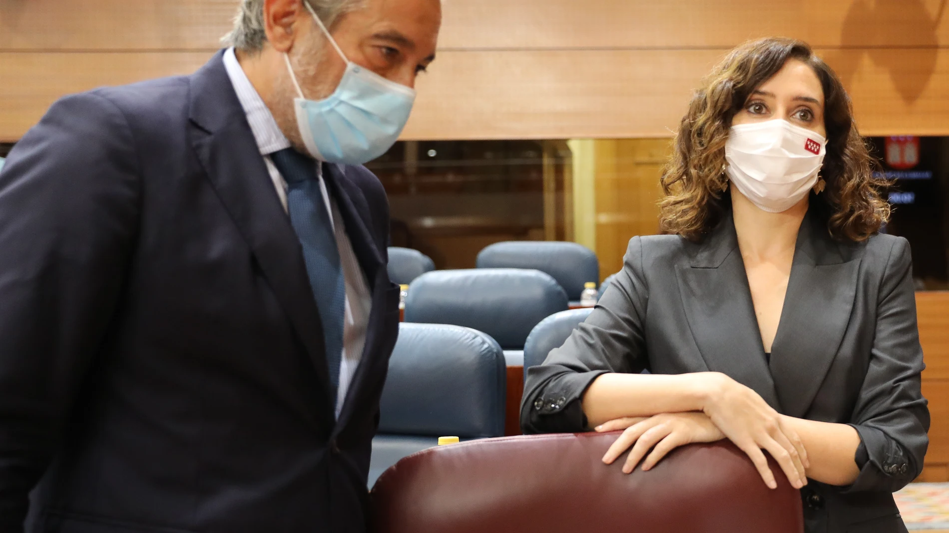 El consejero de Presidencia, Justicia e Interior de la Comunidad de Madrid, Enrique López, conversa con la presidenta de la Comunidad de Madrid, Isabel Díaz Ayuso.