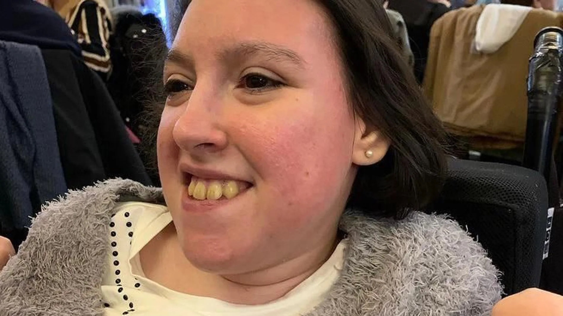 Raquel, joven vallisoletana con parálisis cerebral, muestra su felicidad